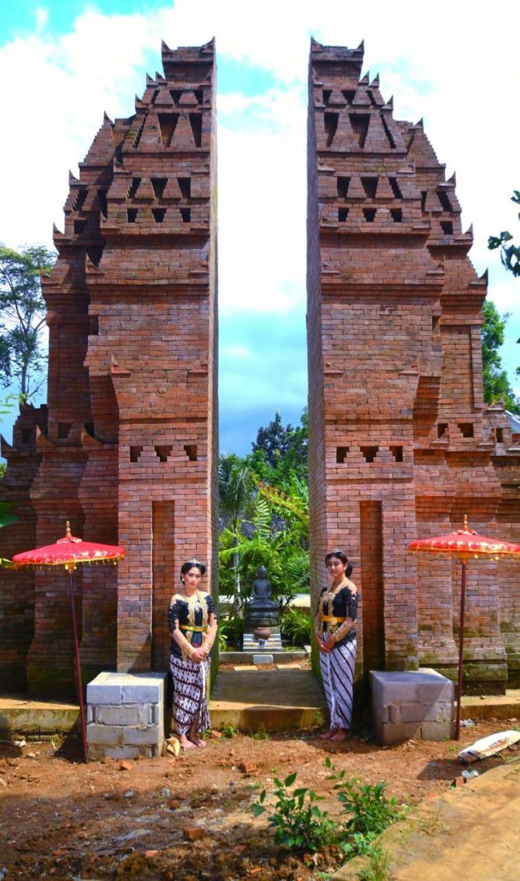 Puri Kahuripan Kediri  Extérieur photo